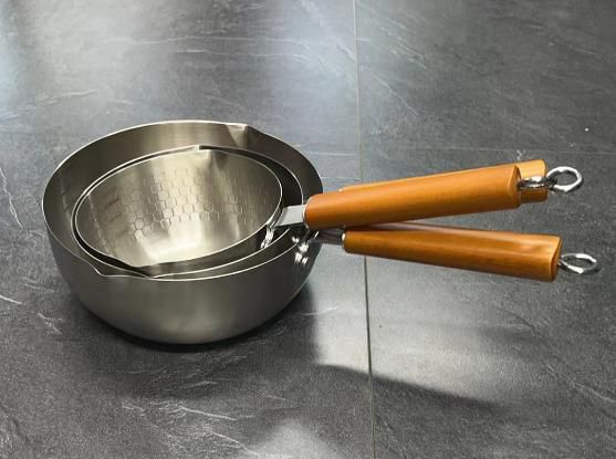 WOODEN HANDLE SAUCE PAN 
مغراف ستيل بيد خشبية  
20 CM